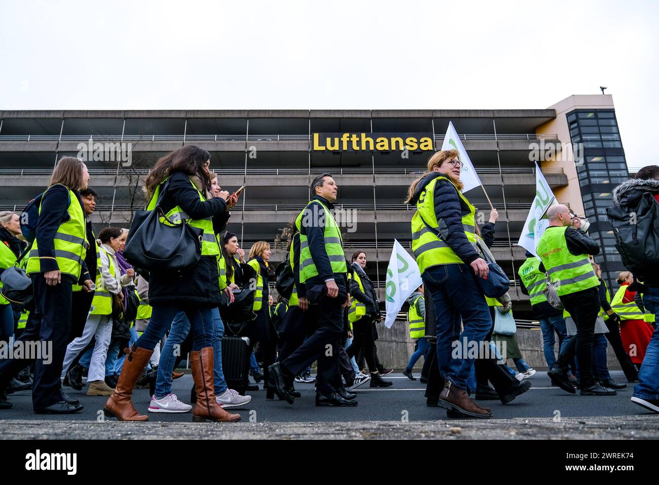 Frankfurt Die Gewerkschaft UFO Unabhaengige Flugbegleiter Organisation hat das Kabinenpersonal der Lufthansa zu einem Streik aufgerufen. Frankfurt am Main, 12.03.2024 Lufthansa Flugbegleiter demonstrieren mit Fahnen vor dem Lufthansa Aviation Center, Die Gewerkschaft UFO Unabhaengige Flugbegleiter Organisation hat das Kabinenpersonal der Lufthansa zu einem Streik aufgerufen. Frankfurt am Main, 12.03.2024 *** Frankfurt The trade union UFO Unabhaengige Flugbegleiter Organisation has called on Lufthansa cabin crew to go on strike Frankfurt am Main, 12 03 2024 Lufthansa flight attendants demonstra Stock Photo