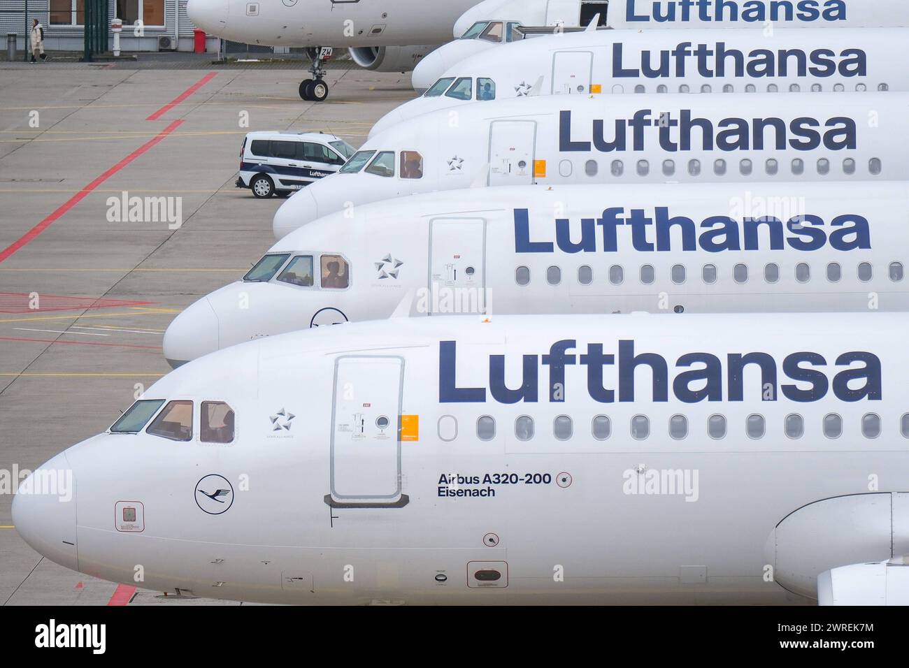 Frankfurt Die Gewerkschaft UFO Unabhaengige Flugbegleiter Organisation hat das Kabinenpersonal der Lufthansa zu einem Streik aufgerufen. Frankfurt am Main, 12.03.2024 Lufthansa Flugzeuge parken am Frankfurter Flughafen. Die Gewerkschaft UFO Unabhaengige Flugbegleiter Organisation hat das Kabinenpersonal der Lufthansa zu einem Streik aufgerufen. Frankfurt am Main, 12.03.2024 *** Frankfurt The trade union UFO Unabhaengige Flugbegleiter Organisation has called on Lufthansa cabin crew to strike Frankfurt am Main, 12 03 2024 Lufthansa aircraft parked at Frankfurt Airport The trade union UFO Unabhae Stock Photo