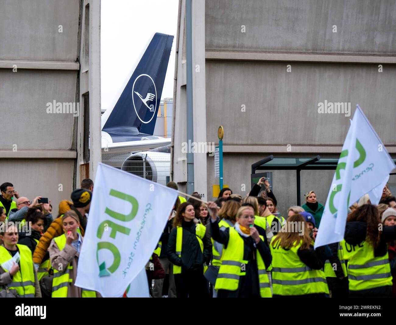 Frankfurt Die Gewerkschaft UFO Unabhaengige Flugbegleiter Organisation hat das Kabinenpersonal der Lufthansa zu einem Streik aufgerufen. Frankfurt am Main, 12.03.2024 Lufthansa Flugbegleiter demonstrieren mit Fahnen vor dem Lufthansa Aviation Center, Die Gewerkschaft UFO Unabhaengige Flugbegleiter Organisation hat das Kabinenpersonal der Lufthansa zu einem Streik aufgerufen. Frankfurt am Main, 12.03.2024 *** Frankfurt The trade union UFO Unabhaengige Flugbegleiter Organisation has called on Lufthansa cabin crew to go on strike Frankfurt am Main, 12 03 2024 Lufthansa flight attendants demonstra Stock Photo