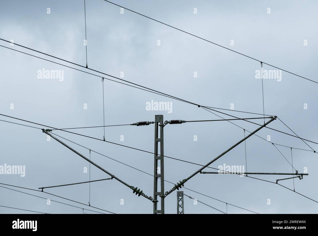 Dunkle Wolken ziehen über einer Oberleitung einer elektrifizierten Bahnstrecke auf. Rottweil Baden-Württemberg Deutschland *** Dark clouds over an overhead line of an electrified railroad line in Rottweil Baden Württemberg Germany Stock Photo