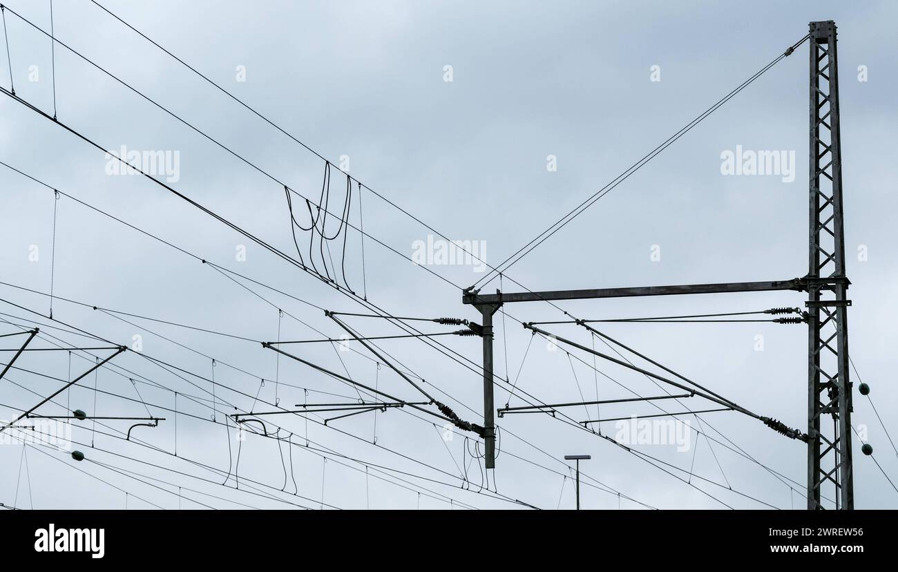 Dunkle Wolken ziehen über einer Oberleitung einer elektrifizierten Bahnstrecke auf. Rottweil Baden-Württemberg Deutschland *** Dark clouds over an overhead line of an electrified railroad line in Rottweil Baden Württemberg Germany Stock Photo