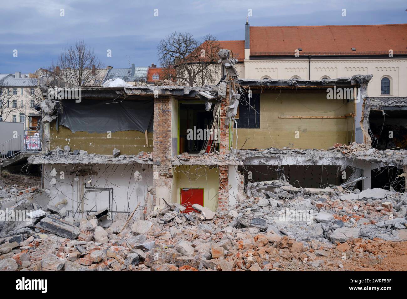 Ruine Kulturzentrum Kösk Westend Teilabriss des Kulturzentrum Kösk im Münchner Westend. Ruine als Sinnbild für den Wandel München *** Ruin of the Kösk Stock Photo