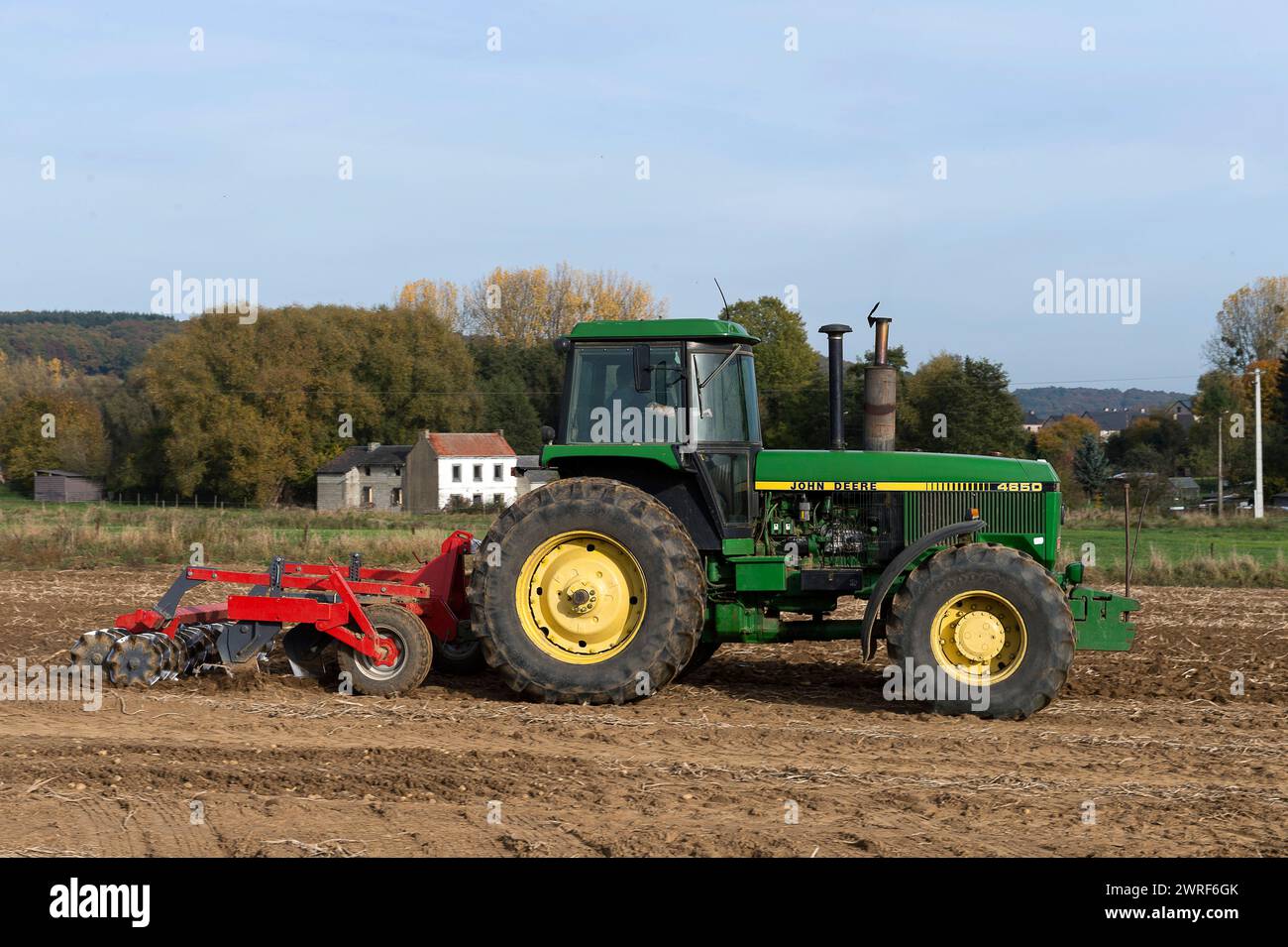 La couche superieur de la terre est grattee et aeree par un tacteur ...