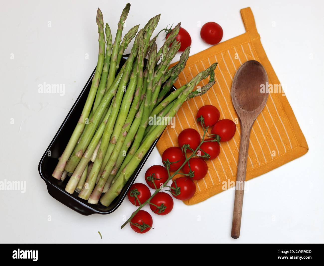 Still life photo with fresh asparagus on a table. Close up photo of fresh organic vegetables. Healthy eating balanced diet concept. Stock Photo