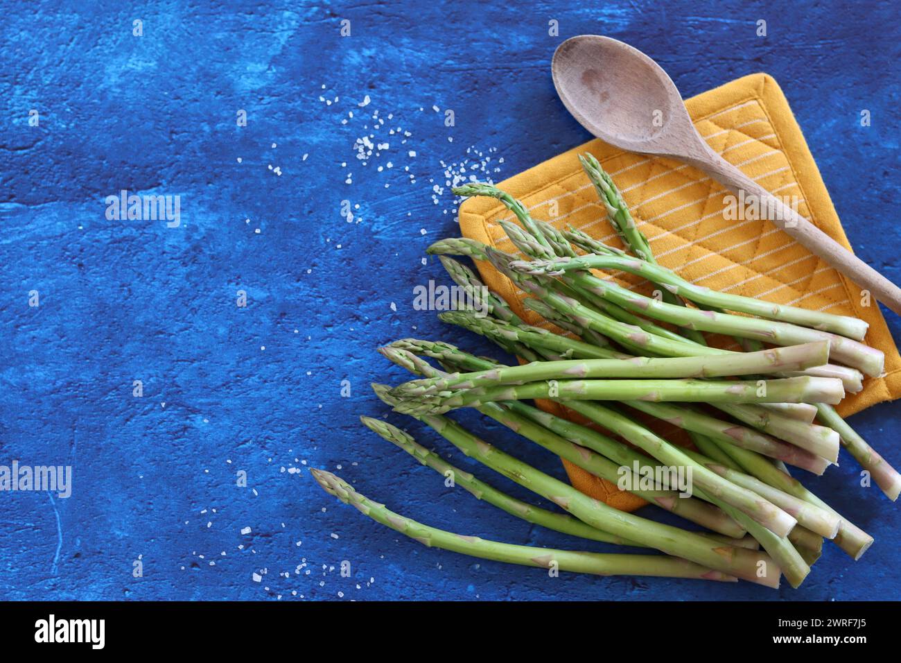 Still life photo with fresh asparagus on a table. Close up photo of fresh organic vegetables. Healthy eating balanced diet concept. Stock Photo