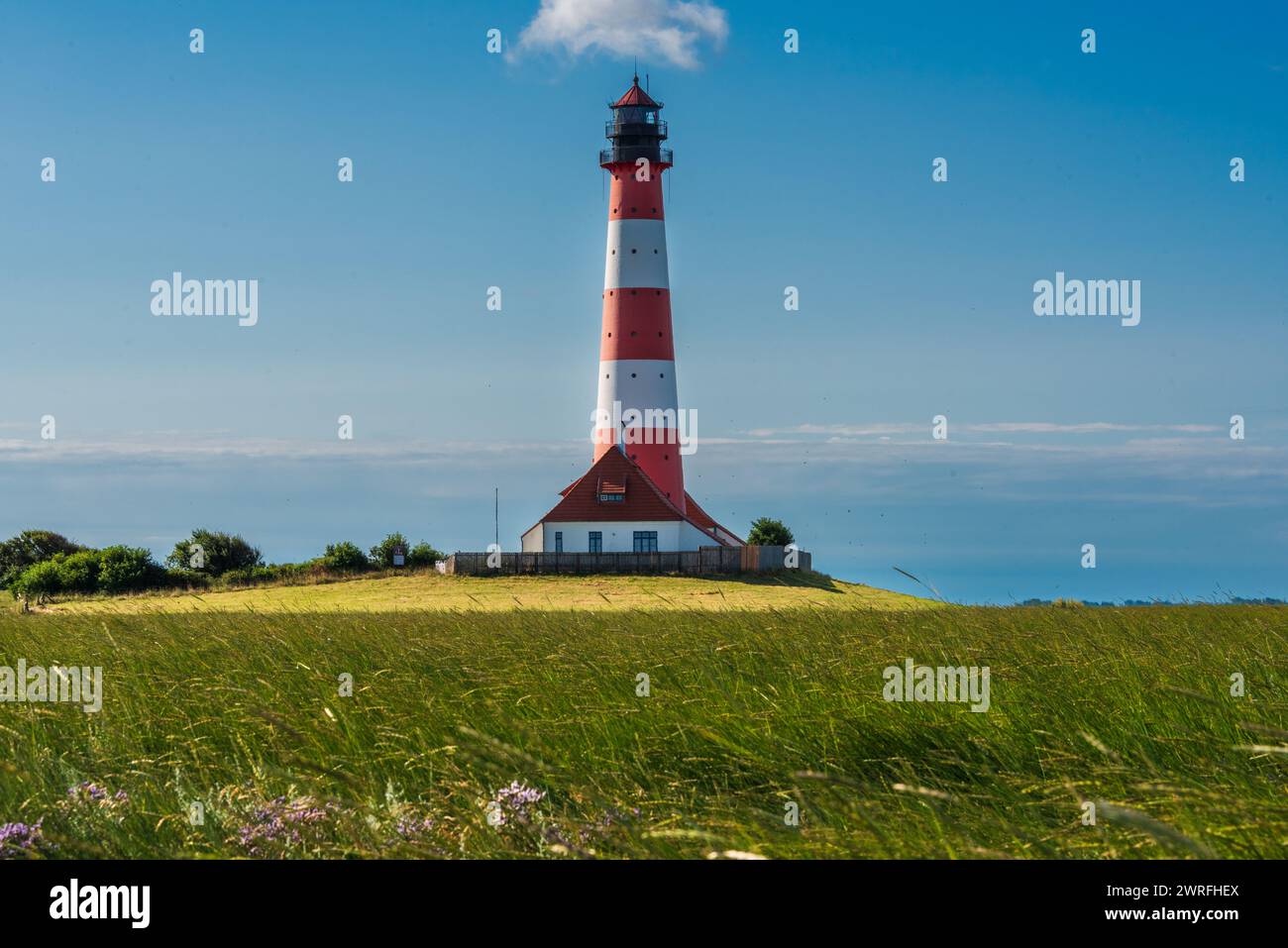 Leuchtturm von Westerhever an der Nordseeküste auf der Halbinsel ...