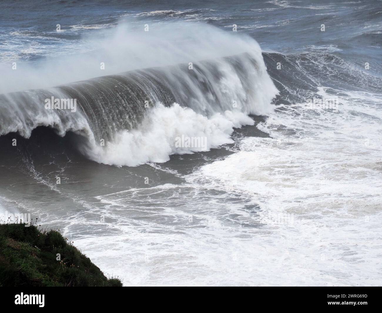 Olas gigantes en la Playa Norte de Nazaré, en el distrito de Leiría, provincia de Estremadura. Portugal Stock Photo