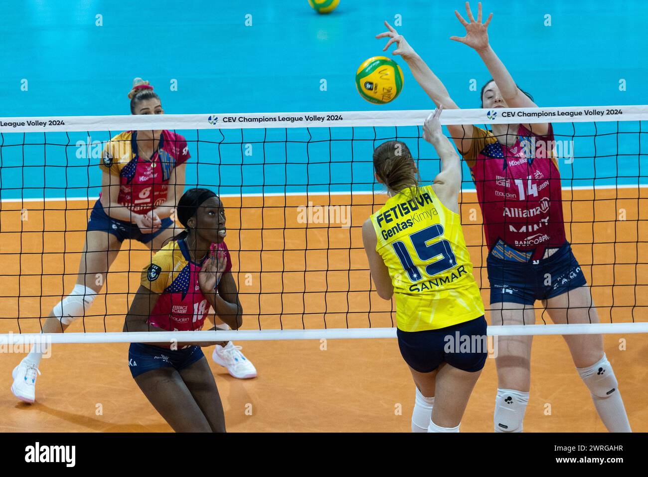 Spike of Eda Irina Fetisova (Fenerbahce Opet Istanbul) during Allianz