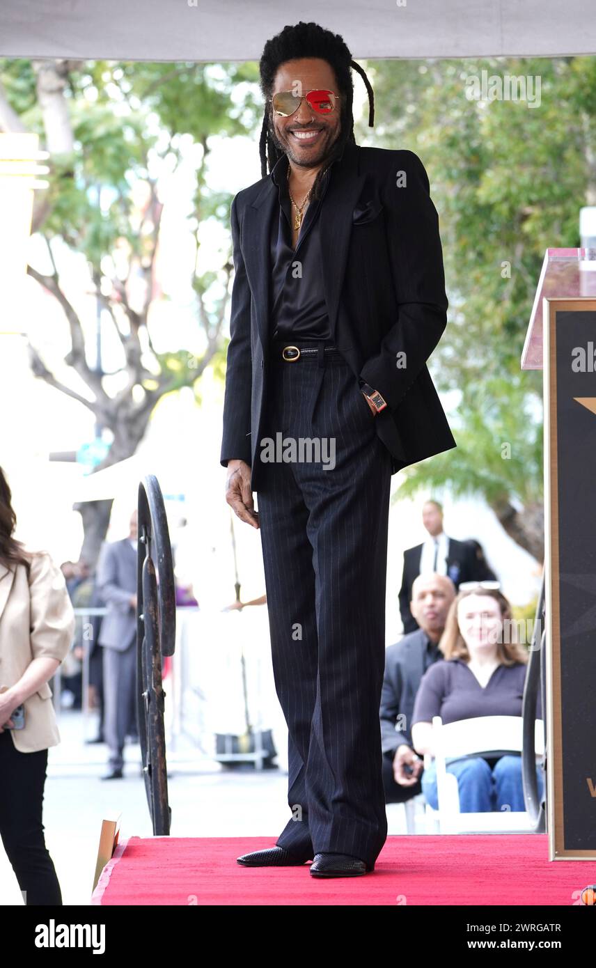  Lenny Kravitz attends a ceremony honoring him with a star on the Motiv 