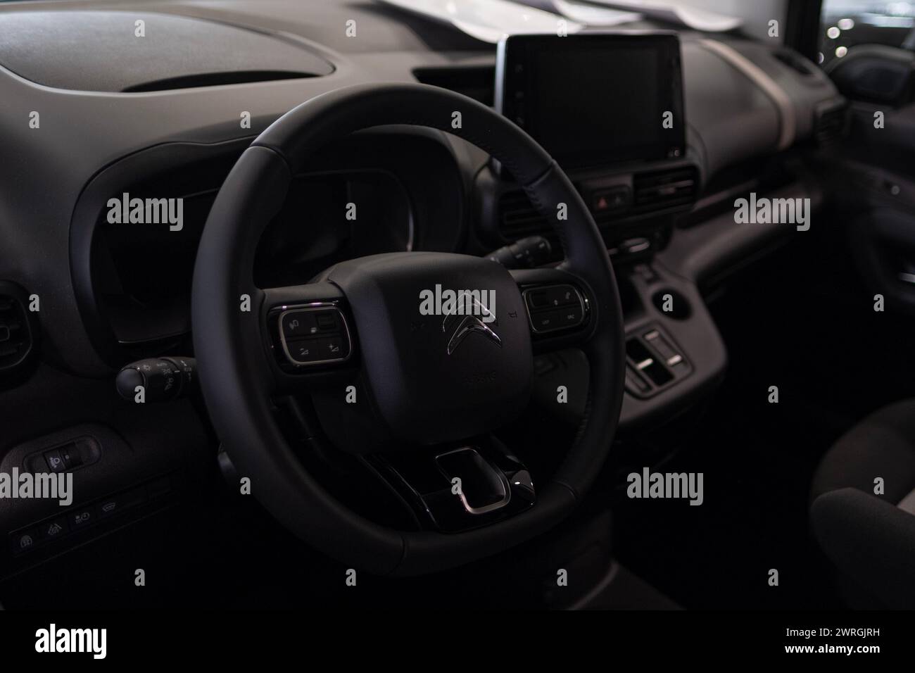 steering wheel Citroen EBerlingo, comfortable interior electric van