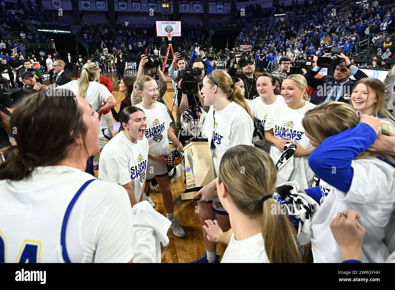 south-dakota-state-jackrabbits-players-celebrate-winning-the-women-s