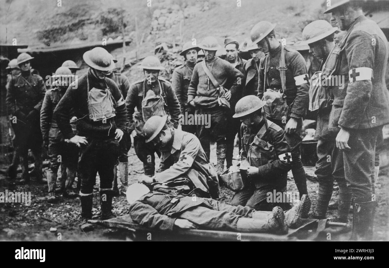 First Aid at Front in France to U.S. soldiers, 1918 or 1919. A doctor with an injured American soldier behind the lines in France, during World War I. Stock Photo