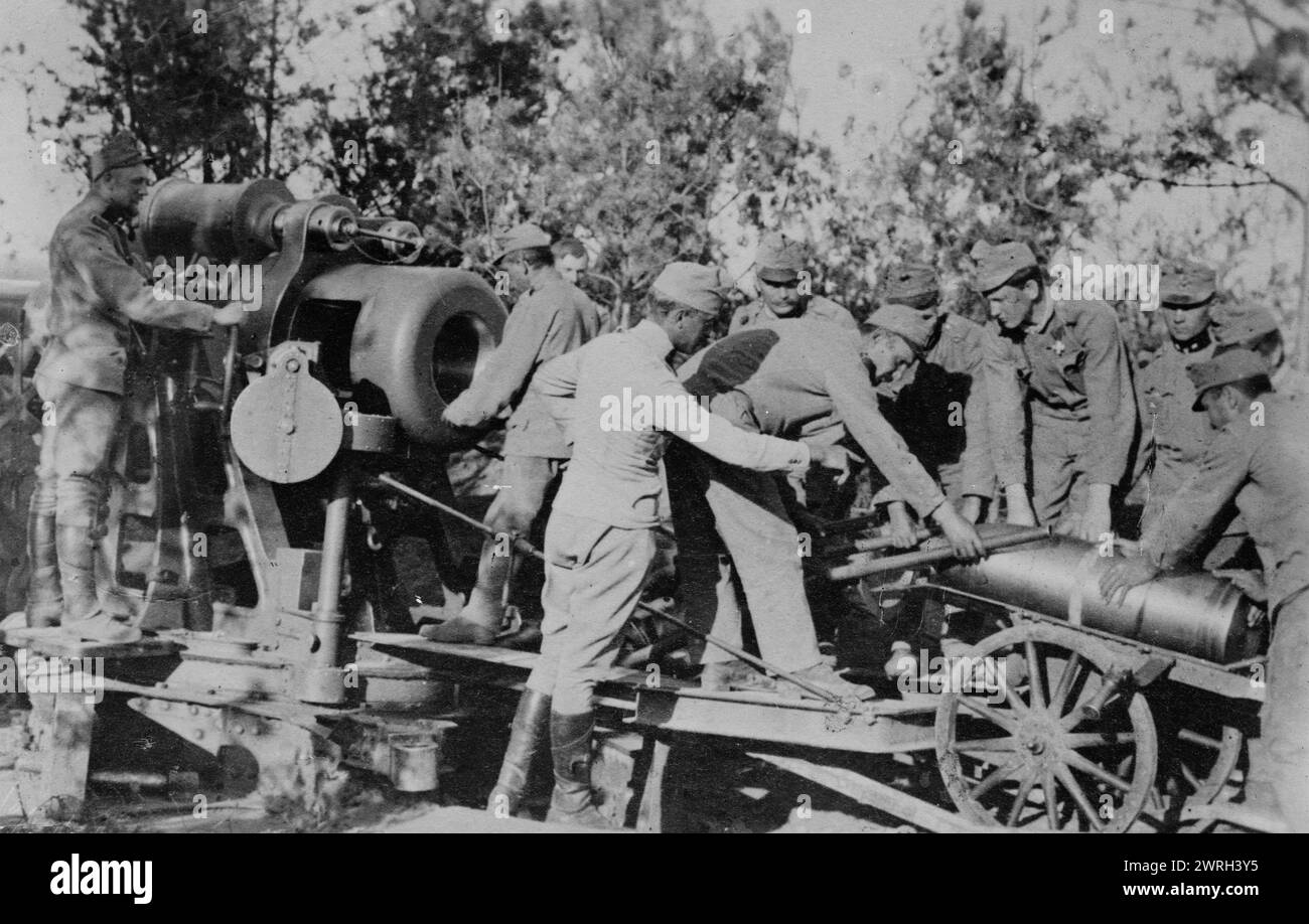 Austrians loading 30.5 cm gun, between c1915 and 1918. Austrian soldiers loading an artillery shell into a cannon during World War I. Stock Photo