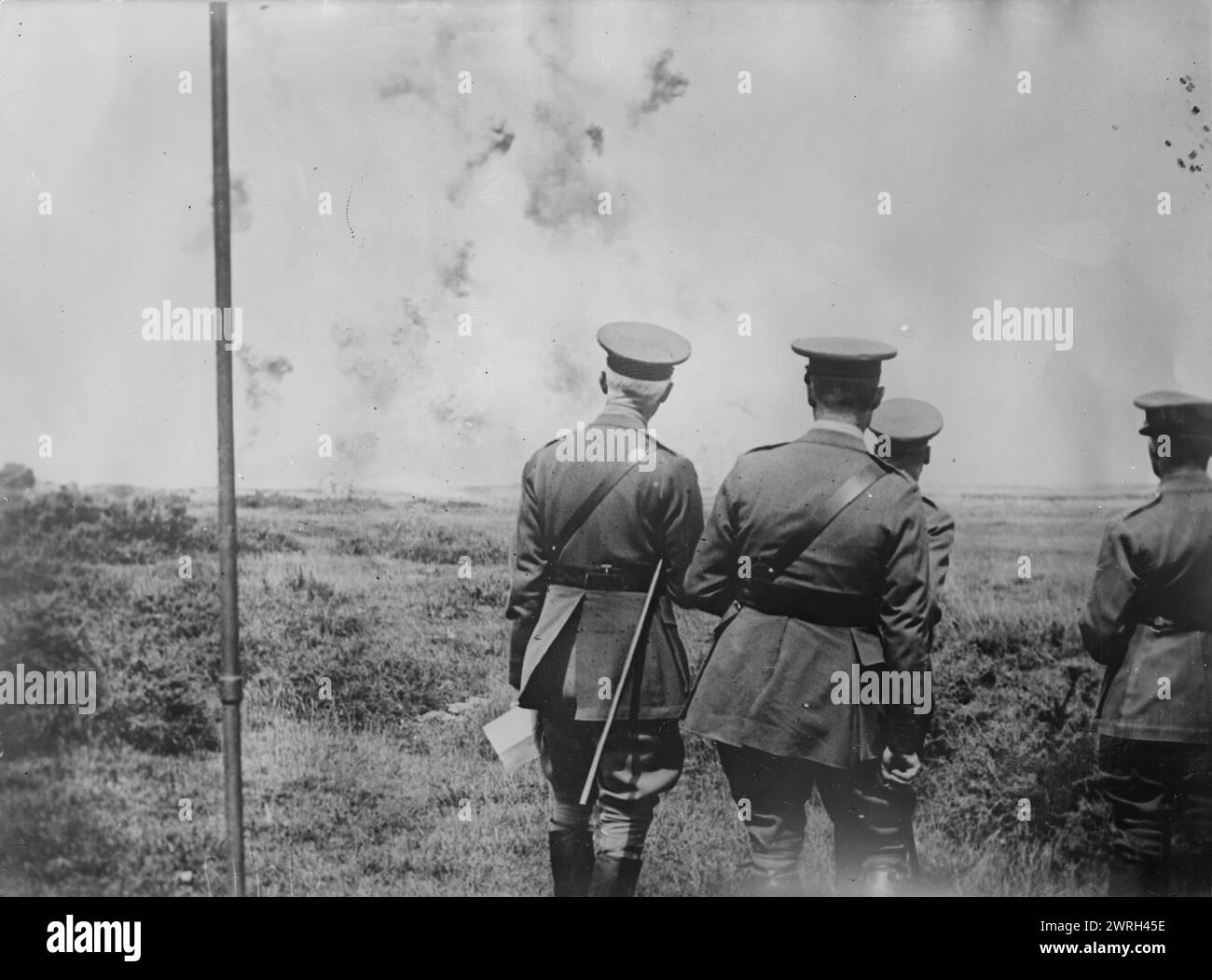 King George V sees trench bombing, 7 Jul 1917. Trench mortar bombardment during King George V's visit to the Gas School, Helfaut, France on July 7, 1917 during World War I. Stock Photo