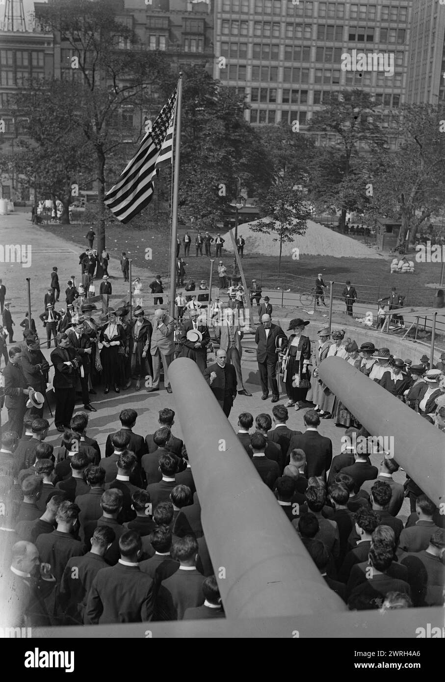 Reverend Herbert Shipman addressing recruits, 1917. Episcopal suffragen bishop and military chaplain Herbert Shipman (1869-1930), addressing Navy recruits under the guns of the U.S.S. Recruit, a fake battleship built in Union Square, New York City by the Navy to recruit seamen and sell Liberty Bonds during World War I. Stock Photo
