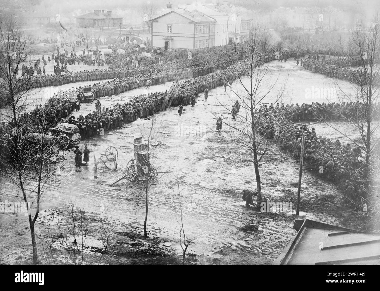15000 Russian prisoners at Augustow, Feb 1915. Russian prisoners under German control in Augusto&#xb4;w, now northeast Poland during World War I. Stock Photo
