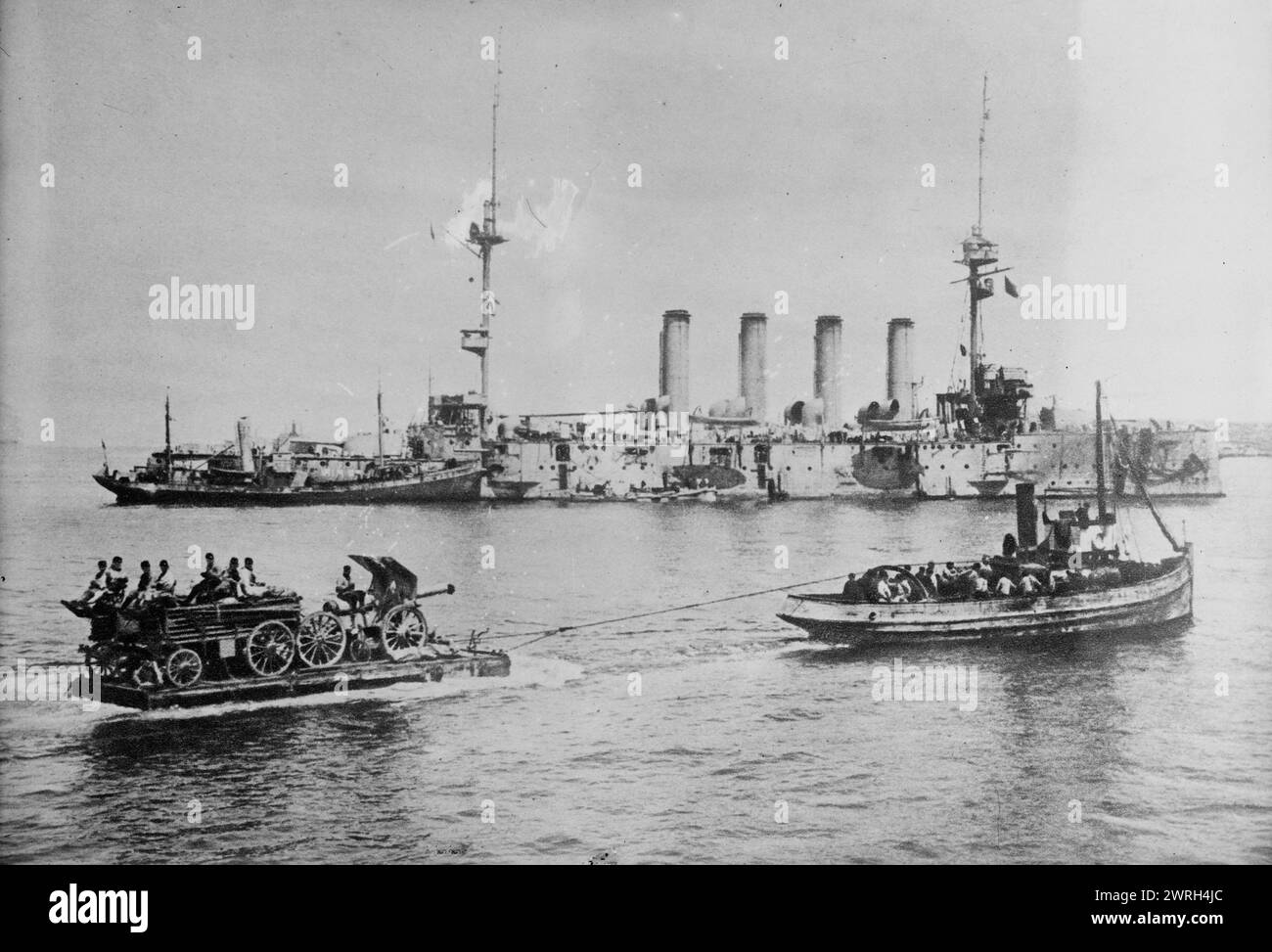 Landing a 155 mm gun at Sedd-ul [i.e., Sedd-el] Bahr, 1915. Warships near the Gallipoli Penninsula, Turkey during the Gallipoli Campaign of World War I. Stock Photo