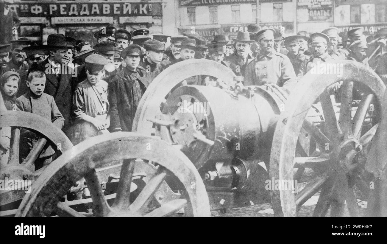 Austrian 24 cm. mortar captured by Russians, between 1914 and c1915. Russian soldiers and civilians with a mortar weapon during World War I. Stock Photo