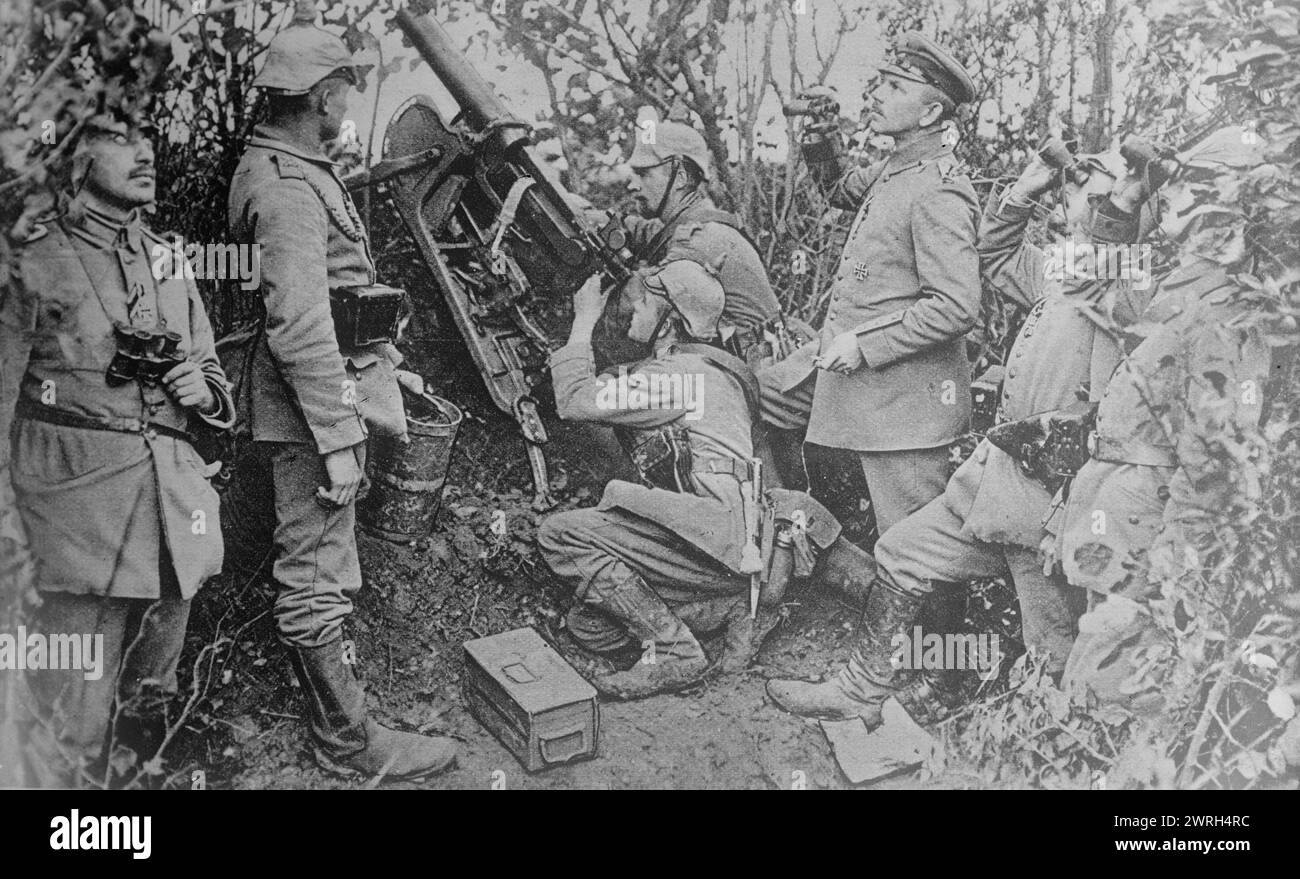 Germans watching for aeroplanes, between c1914 and c1915. German soldiers with a anti-aircraft machine gun, looking for airplanes during World War I. Stock Photo