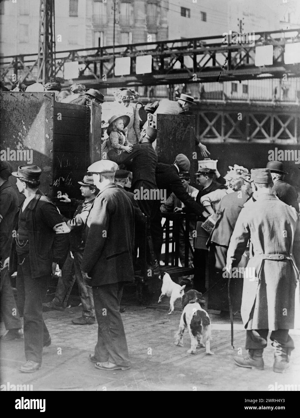 Fugitives, Gare du Nord, Paris, between c1914 and c1915. Refugees(?) at ...