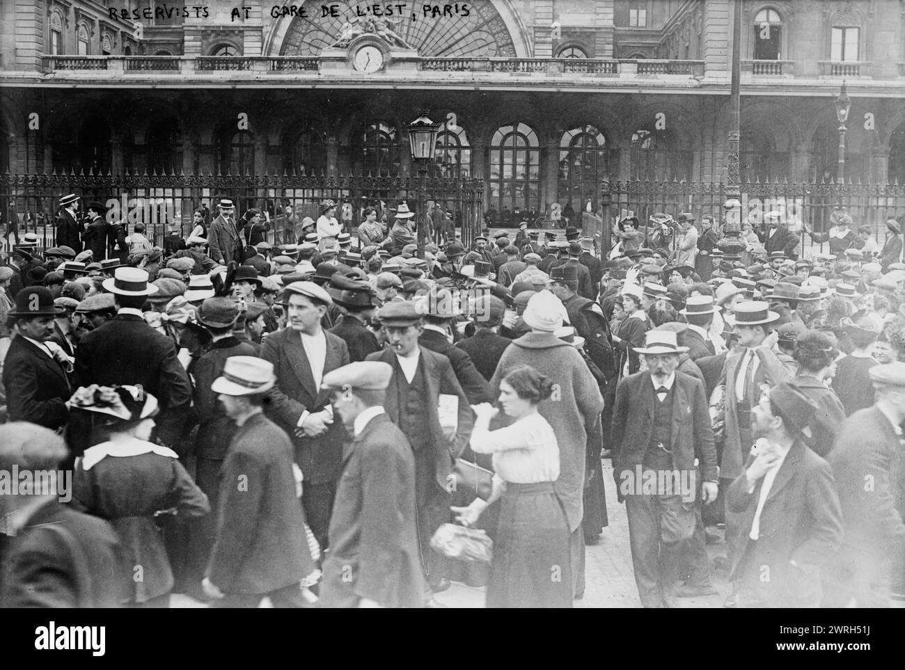 reservists-at-gare-de-l-est-paris-1914-reservists-and-crowd-at-the
