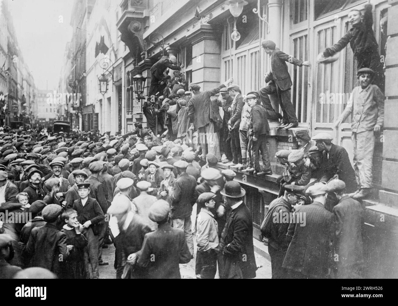 Paris, Newsboys waiting for &quot;Extras&quot;, between c1914 and c1915. Newsboys waiting for news during the beginning of World War I, Paris, France. Stock Photo