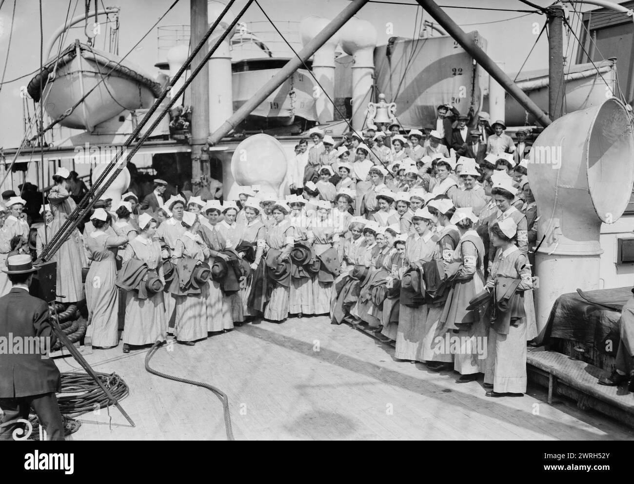 On &quot;Red Cross&quot;, 1914 Sept. Medical personnel aboard the &quot;Red Cross&quot; bound for Europe at the beginning of World War I in mid-September 1914. Stock Photo