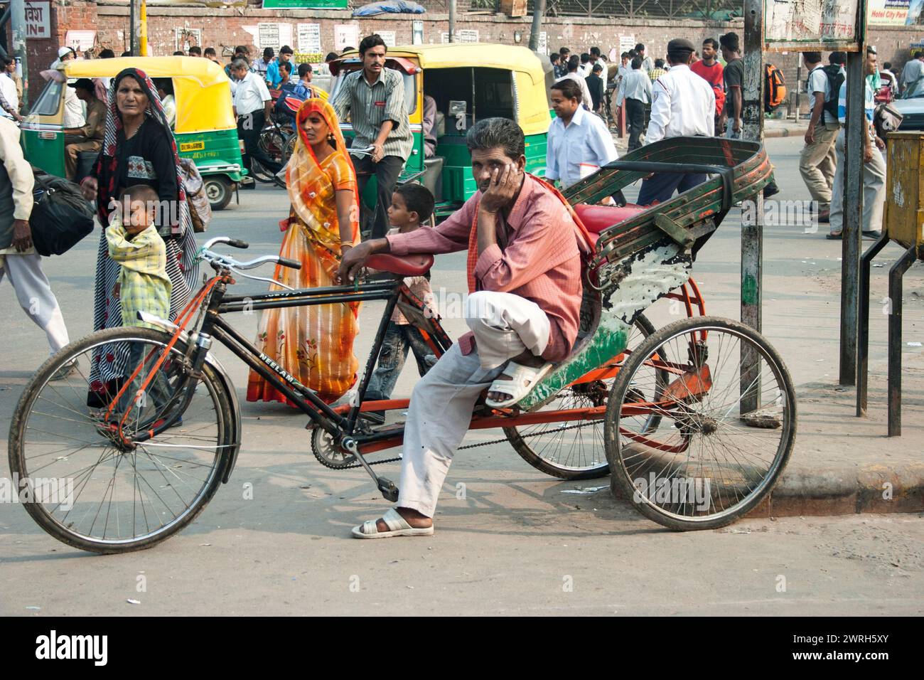India delhi trishaw rickshaw road hi-res stock photography and images ...