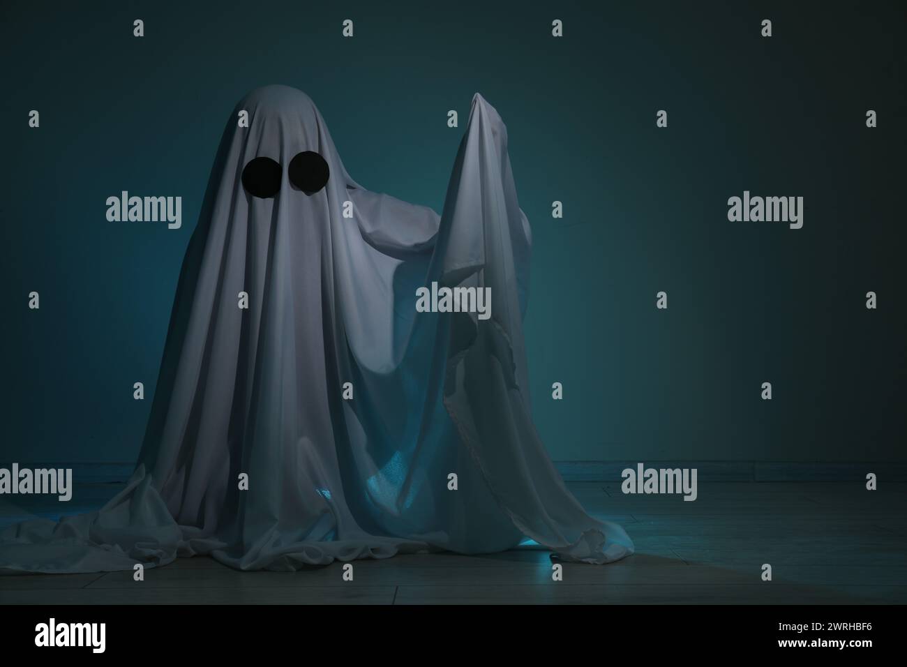 Dark female figure ghost hi-res stock photography and images - Alamy