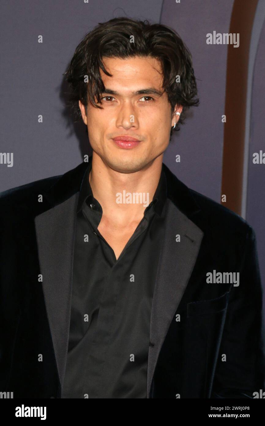 Celebrity Cutouts Sagoma Di Cartone Di Charles Melton (Abito Blu) – Formato Mini (60,5 Cm), Stampata In Alta Definizione - 3