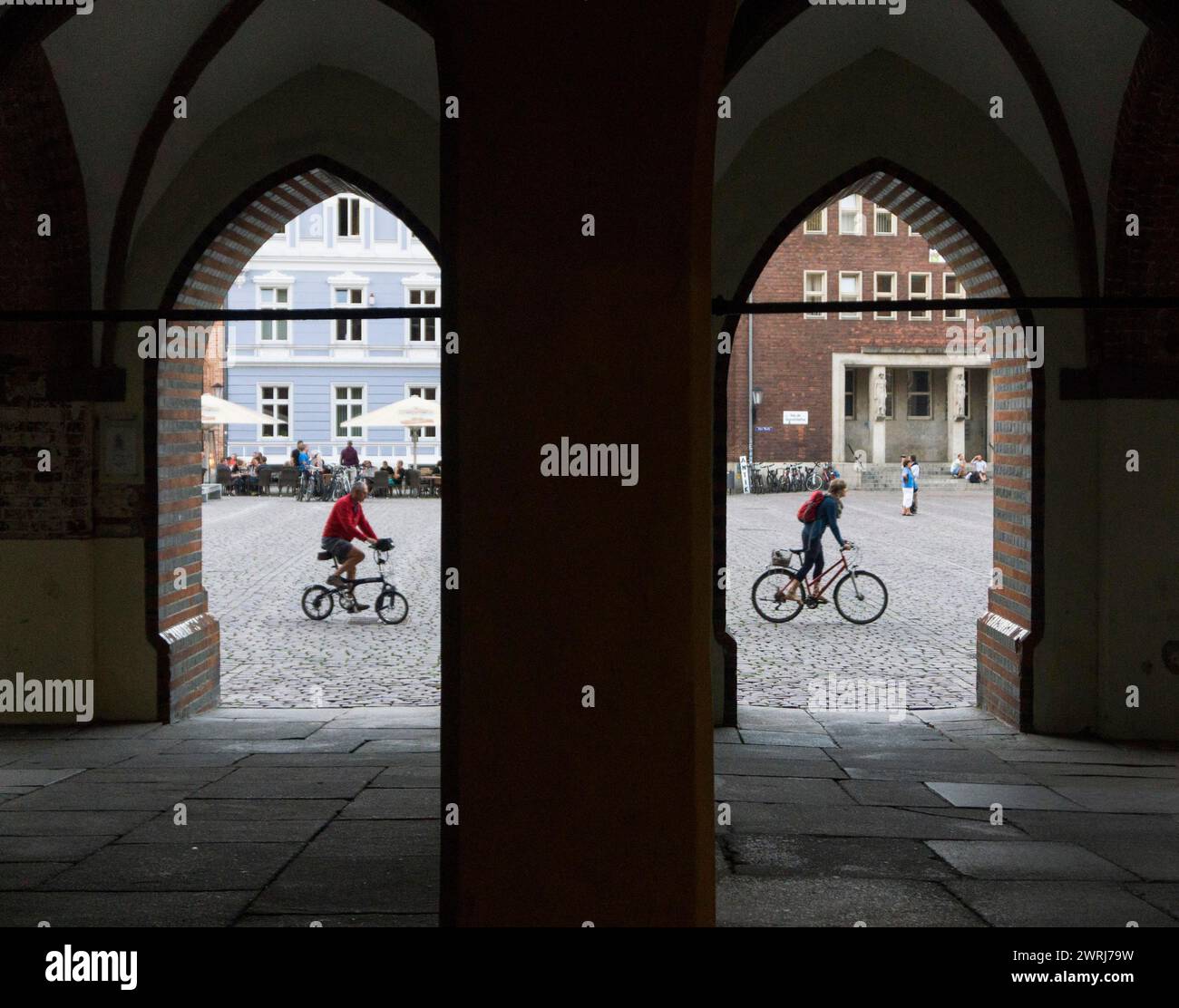 View through two Gothic arches of the town hall onto the market square ...
