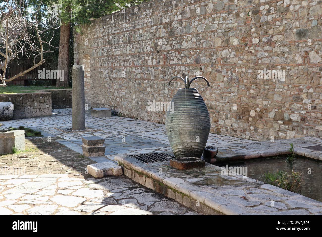 Benevento - Fontana con tre serpenti nell'Hortus Conclusus Stock Photo