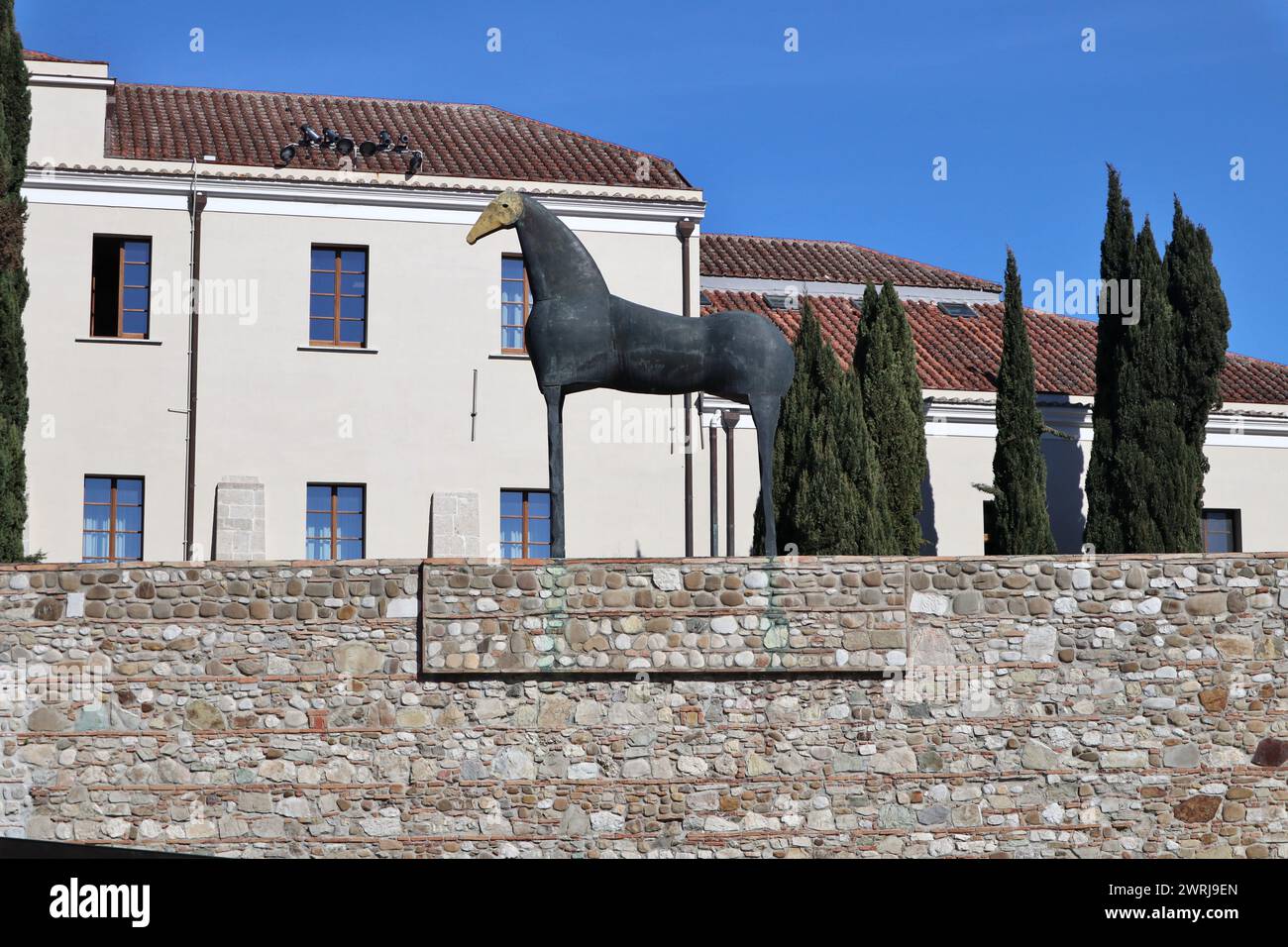Benevento - Cavallo in bronzo con maschera d'oro di Mimmo Paladino sul muro dell'Hortus Conclusus Stock Photo