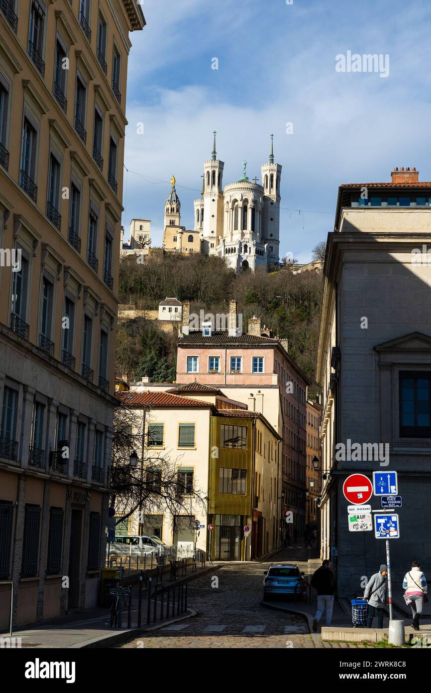 basilique-de-fourvi-re-depuis-les-ruelles-du-vieux-lyon-stock-photo-alamy