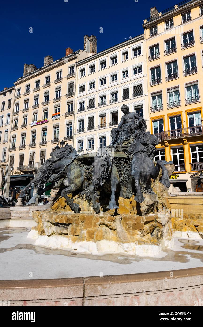 Sculpture en bronze de la Fontaine Bartholdi au milieu de la Place des Terreaux à Lyon Stock Photo