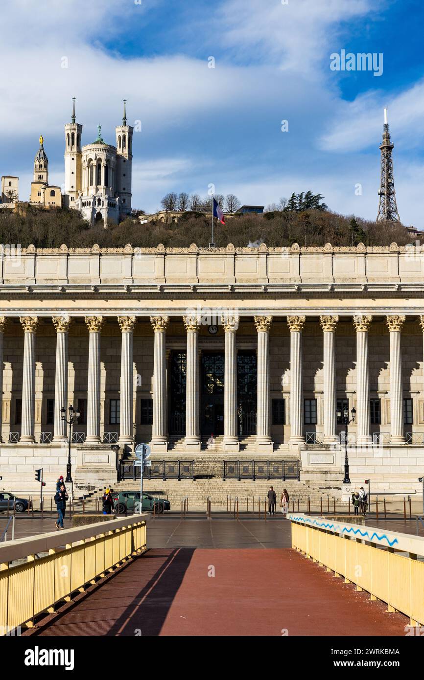 Palais de Justice historique de Lyon et ses 24 colonnes au pied de la colline de Fourvière avec sa Basilique et sa tour métallique Stock Photo