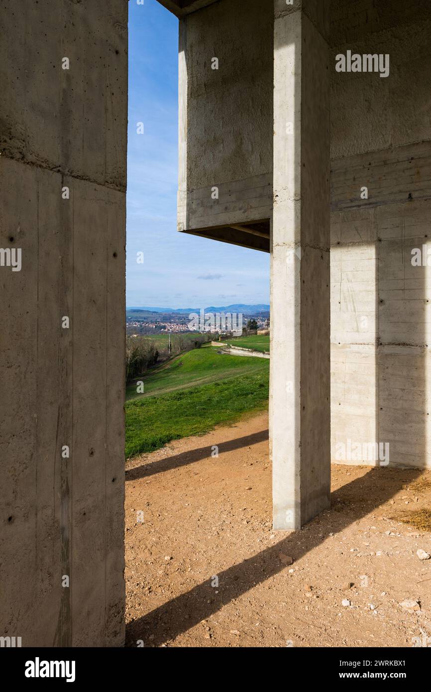 Vue sur les Monts du Lyonnais depuis les piliers du Couvent Sainte-Marie de La Tourette, construit par l’architecte Le Corbusier et inscrit au patrimo Stock Photo
