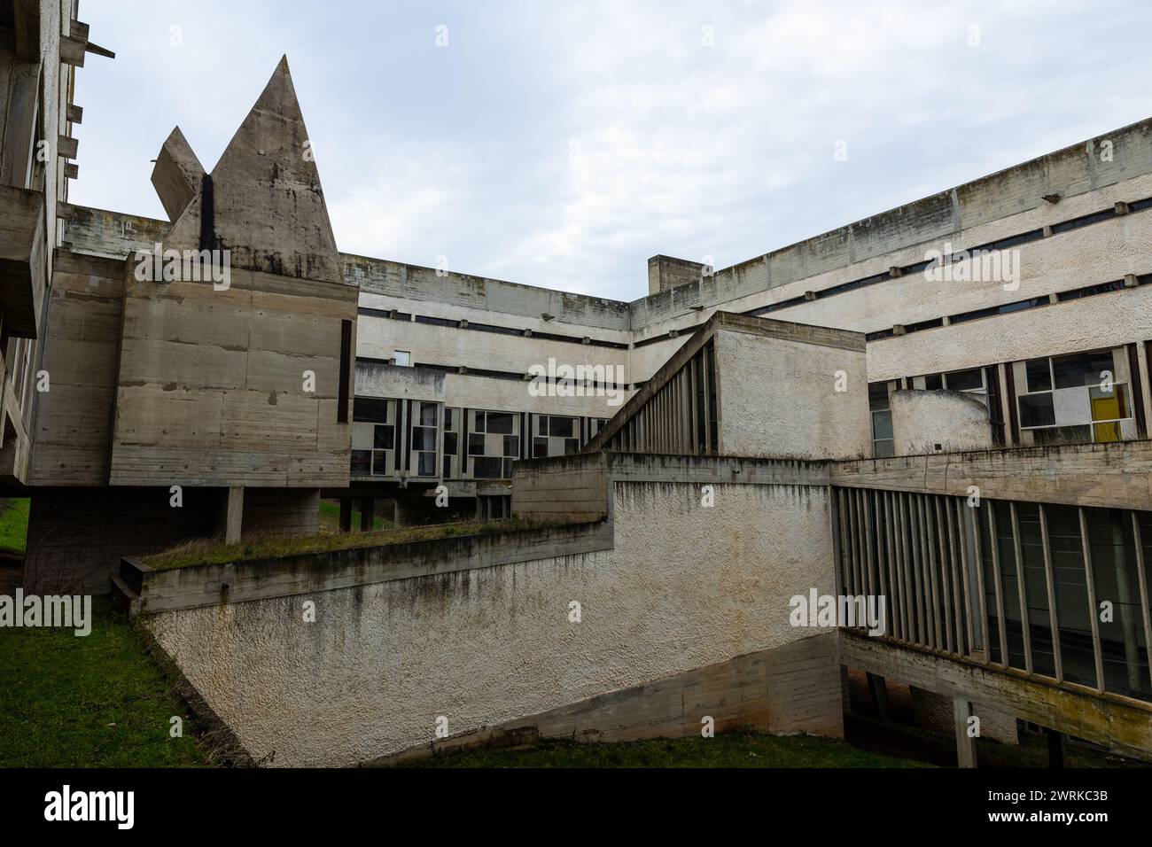 Vue extérieure de la partie centrale du Couvent Sainte-Marie de La Tourette, construit par l’architecte Le Corbusier et inscrit au patrimoine mondial Stock Photo
