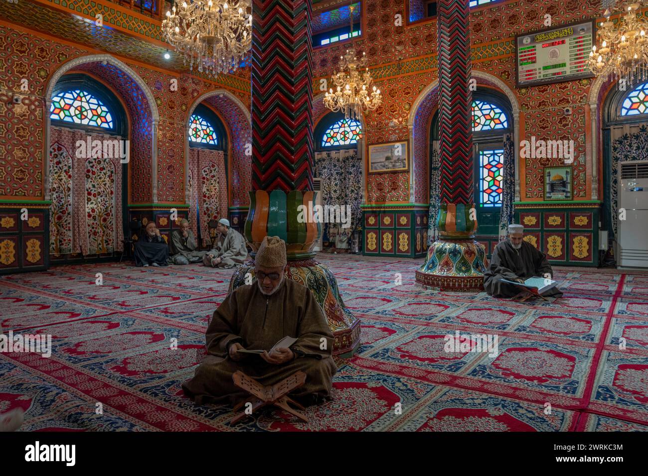 Kashmiri men read verses from holy Quran inside the shrine of Sufi ...