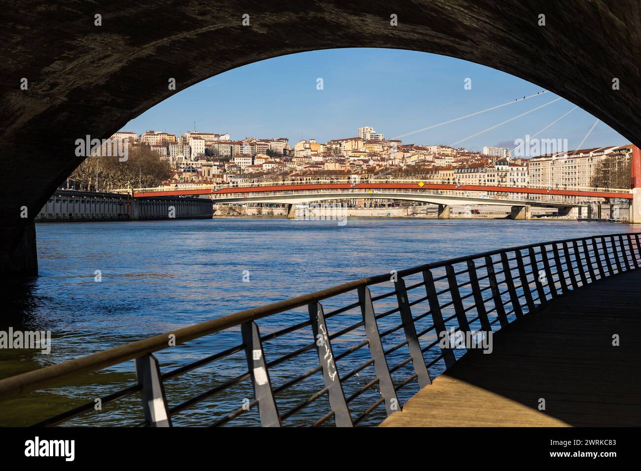 Vue sur les pentes du quartier de la Croix-Rousse à Lyon depuis les bords de Saône au niveau du Pont Bonaparte Stock Photo