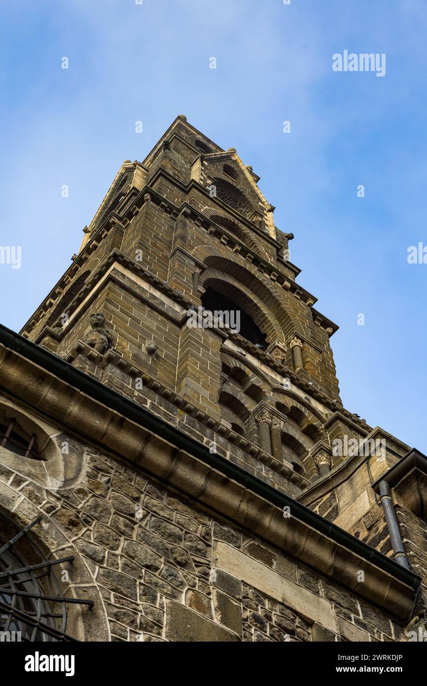 Clocher haut de 56 mètres de la Cathédrale Notre-Dame du Puy au Puy-en-Velay, en Auvergne Stock Photo