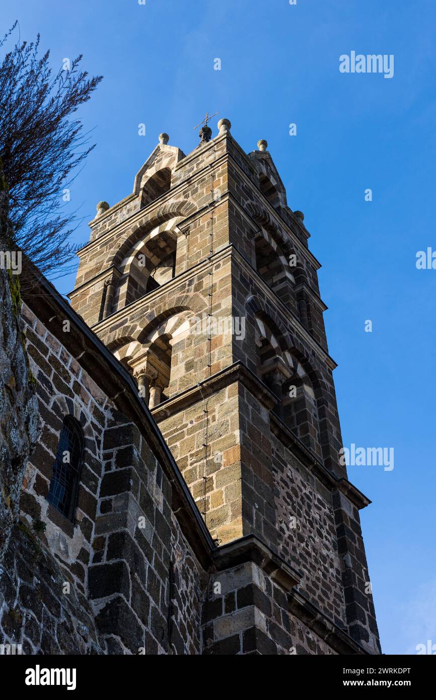 Clocher de l’Église Saint-Michel d’Aiguilhe construite au sommet d’un rocher basaltique en forme d’aiguille près du Puy-en-Velay en Auvergne Stock Photo