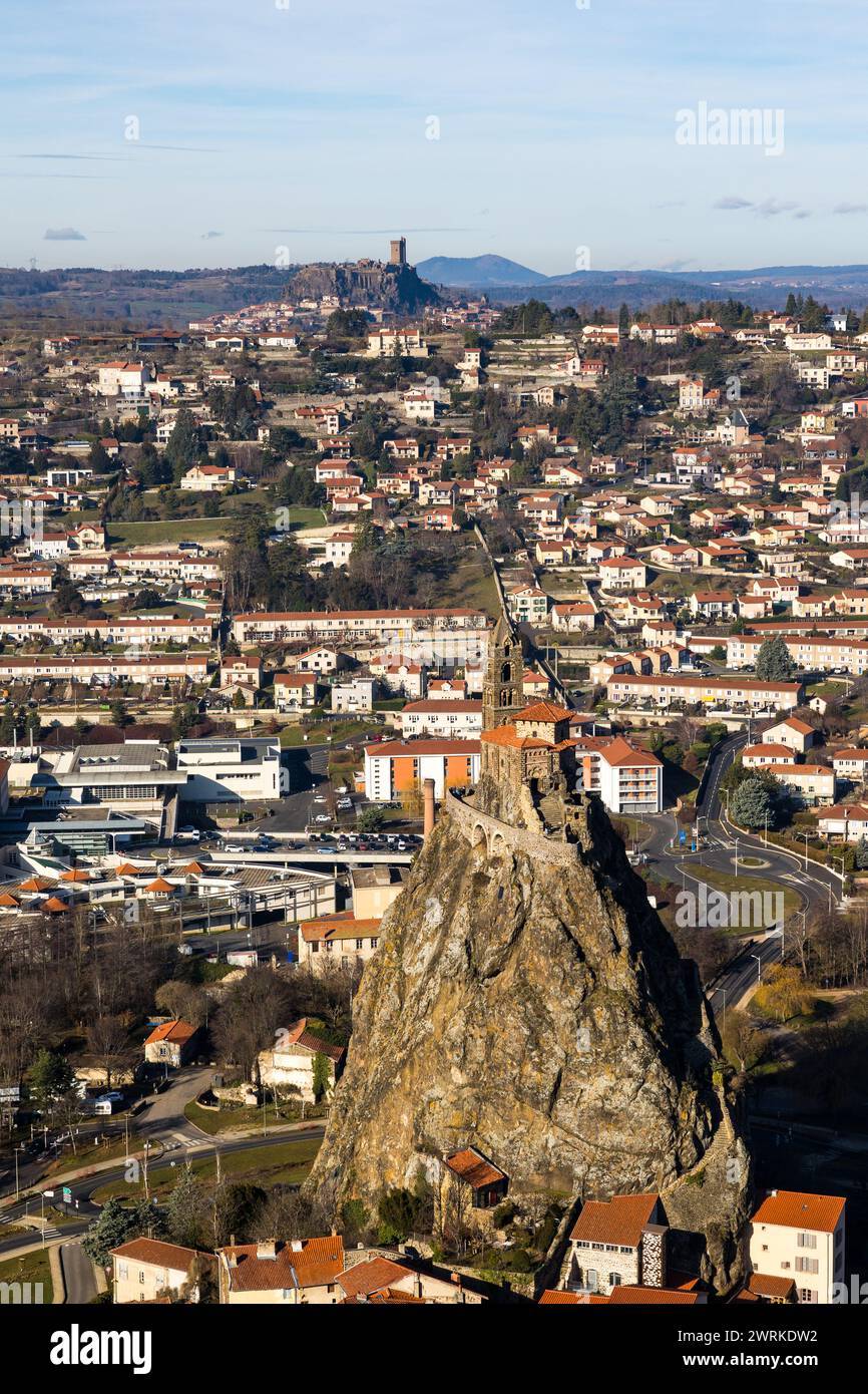 Vue sur le Château de Polignac et l’Église Saint-Michel d’Aiguilhe sur son rocher depuis le Rocher Corneille au Puy-en-Velay en Auvergne Stock Photo