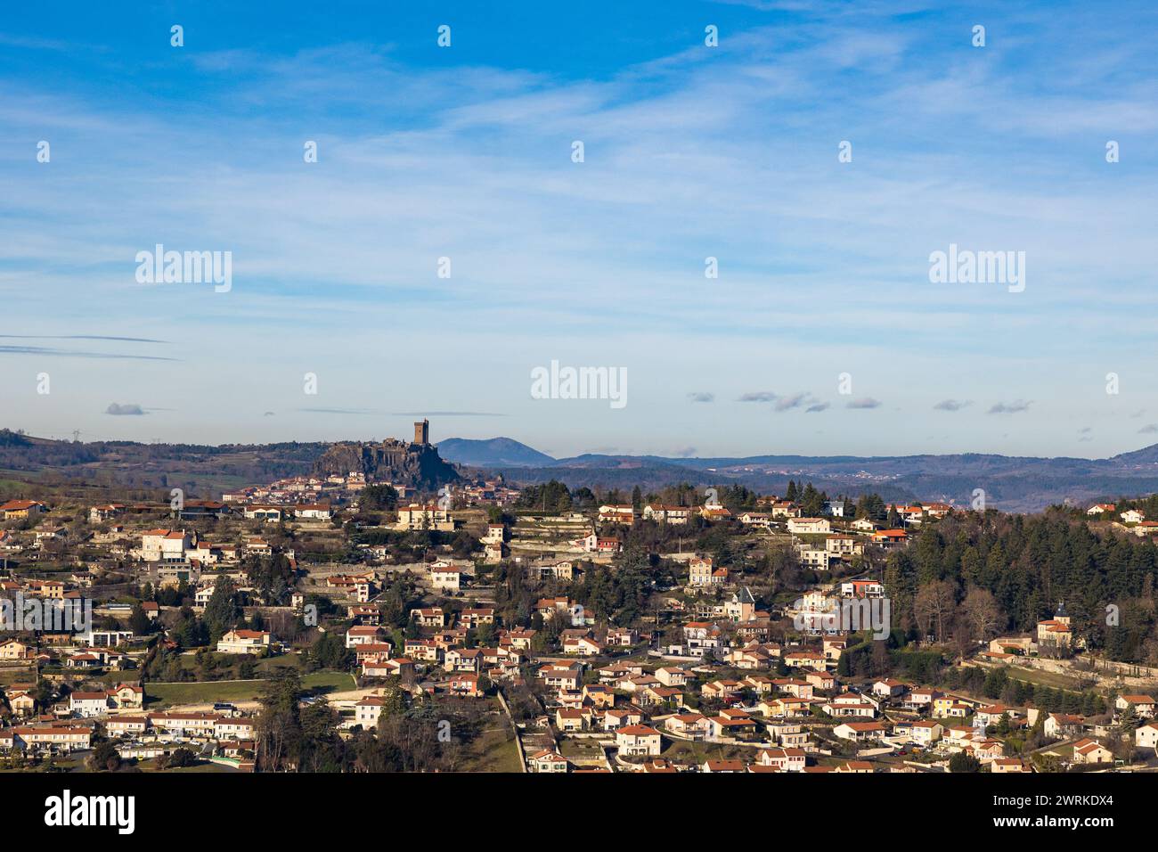 Château de Polignac à l’horizon sur sa plateforme basaltique depuis le Rocher Corneille au Puy-en-Velay en Auvergne Stock Photo