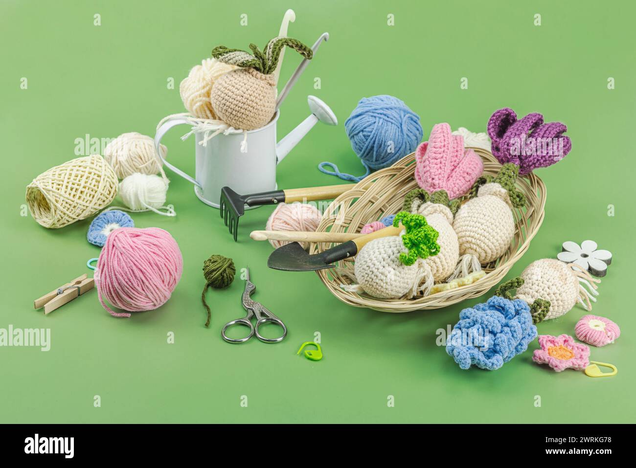 Spring planting and gardening concept. Handmade flowers with bulbs ...