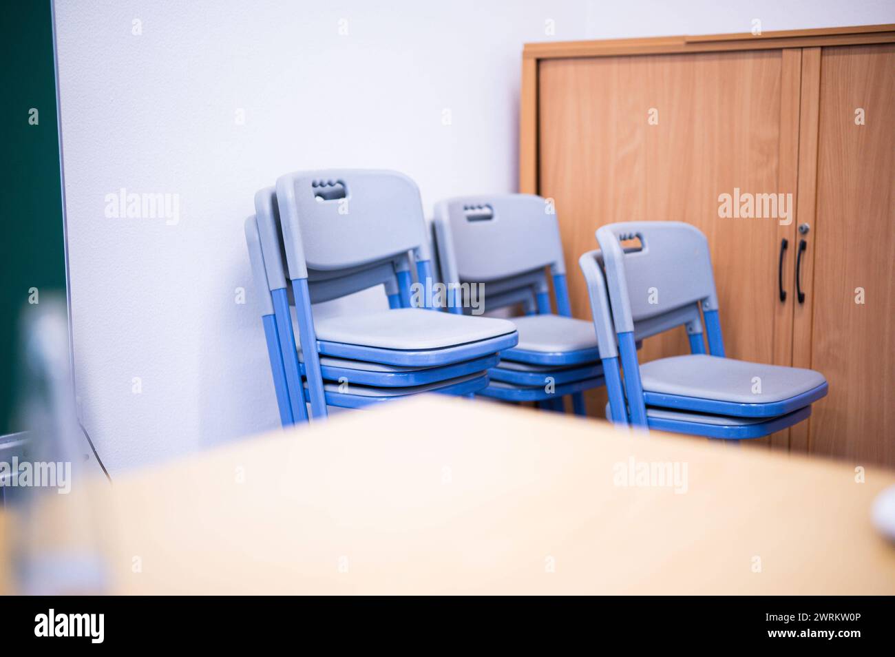 13.03.2024 - Feature Schule: Stühle stehen in einer Schulkasse an der Wand. , Espelkamp Nordrhein-Westfalen Deutschland *** 13 03 2024 Feature School Chairs standing against the wall in a school classroom , Espelkamp Nordrhein Westfalen Germany Stock Photo