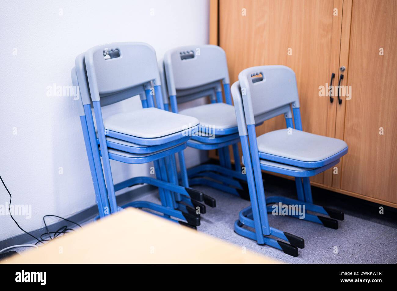 13.03.2024 - Feature Schule: Stühle stehen in einer Schulkasse an der Wand. , Espelkamp Nordrhein-Westfalen Deutschland *** 13 03 2024 Feature School Chairs standing against the wall in a school classroom , Espelkamp Nordrhein Westfalen Germany Stock Photo