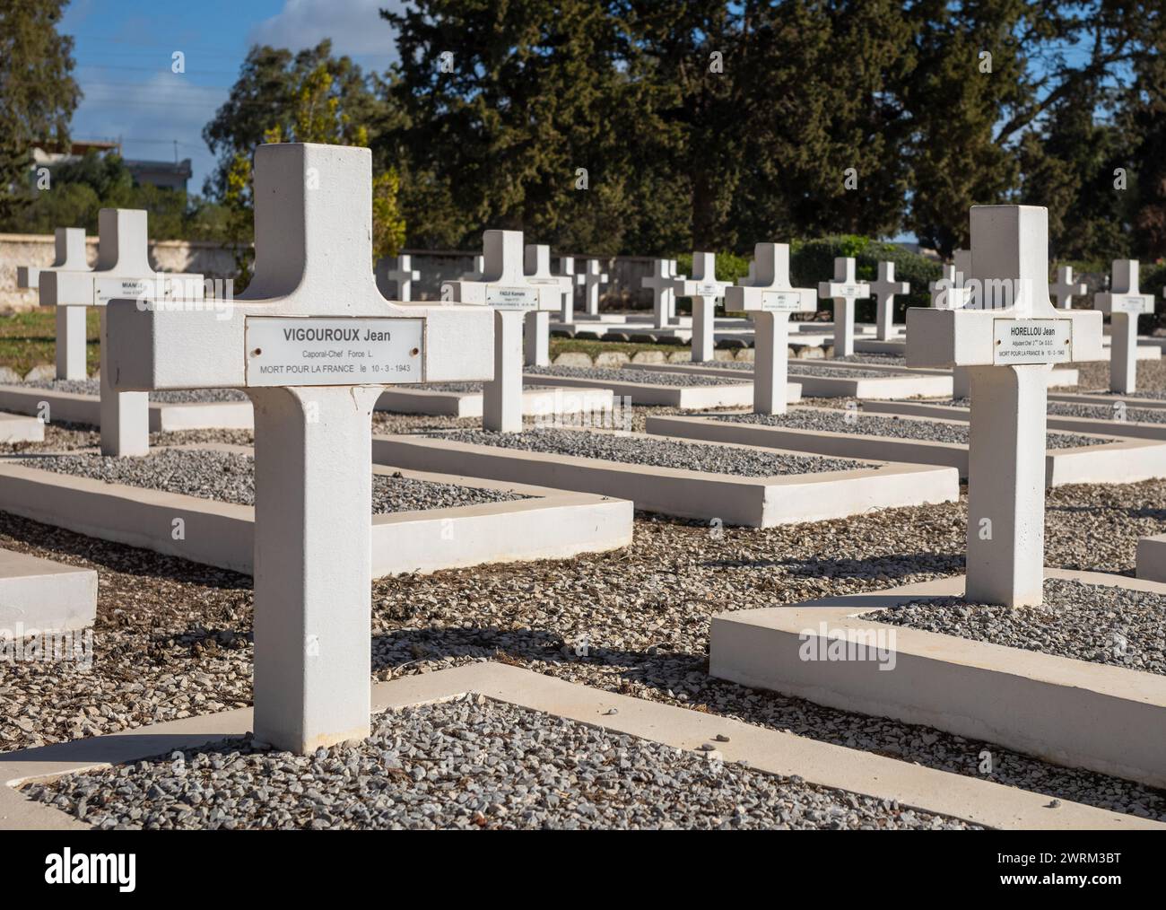 Rows of white graves with cross headstones for Free French soldiers in the  WW2 French Military Cemetery in Takrouna, Tunisia. Stock Photo