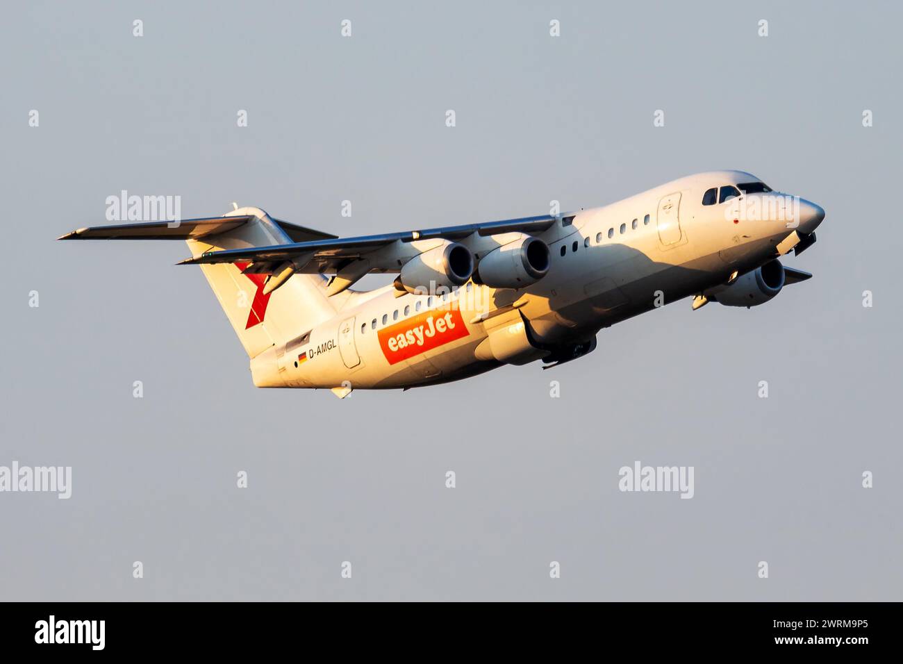 The british airways avro rj100 aircraft hi-res stock photography and ...