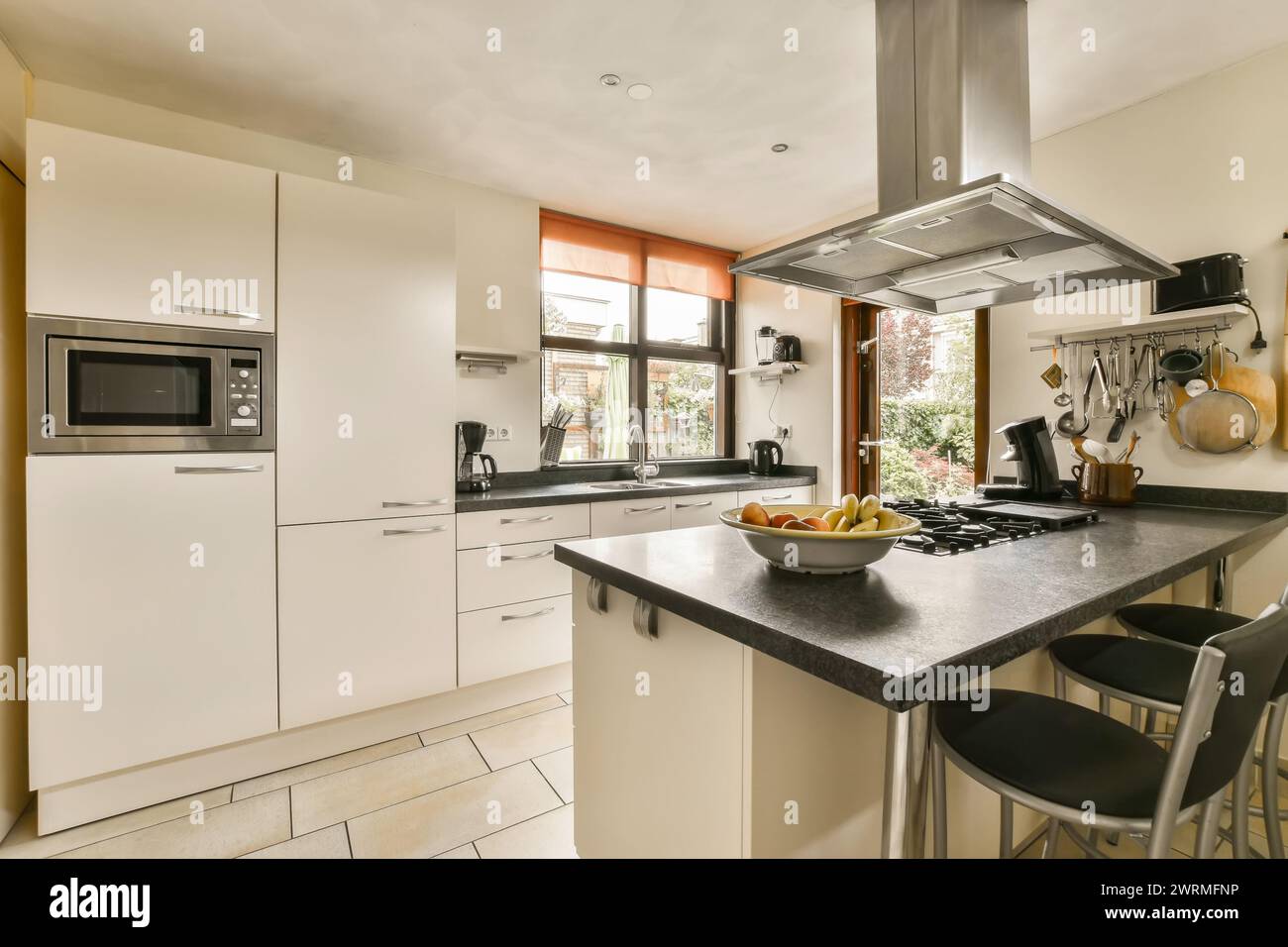 Modern kitchen island garden hi-res stock photography and images - Alamy